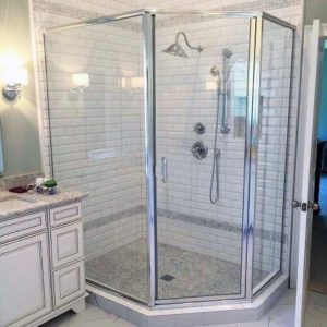 phòng tắm kính cửa mở 135 độ